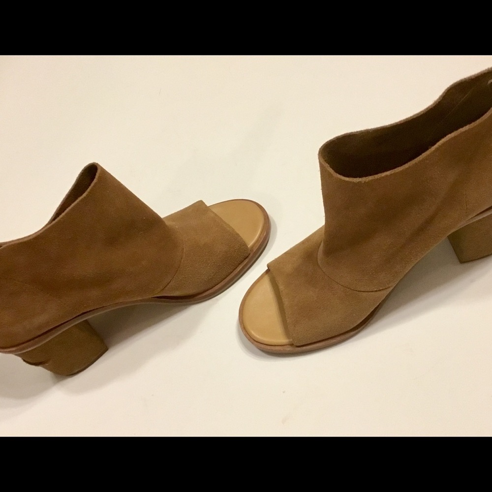 UGG open toe boots. - Picture 3 of 6